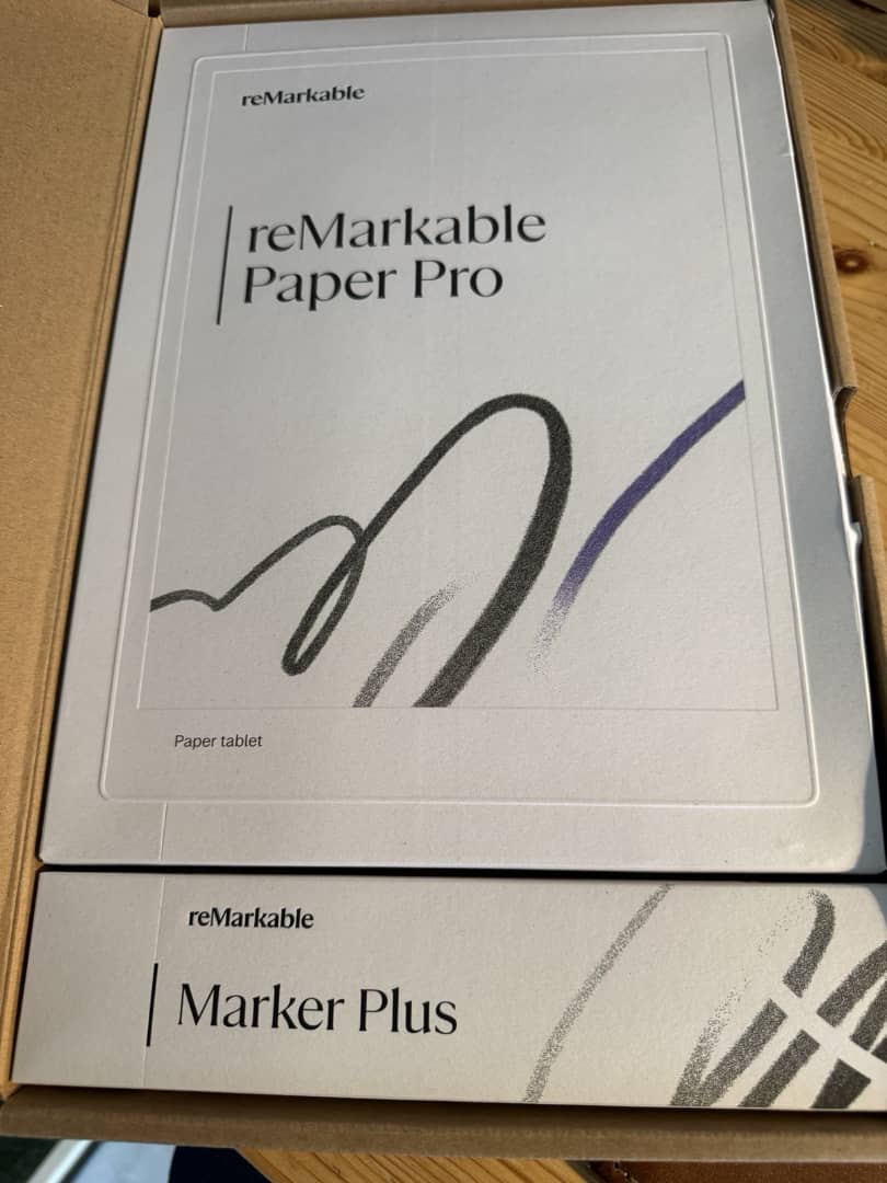 ReMarkable Paper Pro surfplatta med Marker Plus och lock.